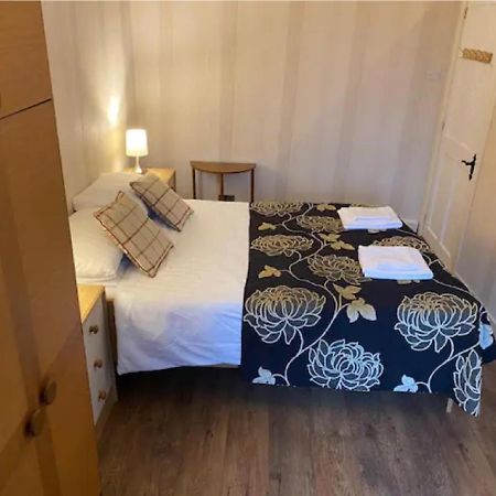 1 Bed In The Outskirts Of Edinburgh, Free Wifi & Street Parking, Self-Catering Apartment บร็อกซ์เบิร์น ภายนอก รูปภาพ